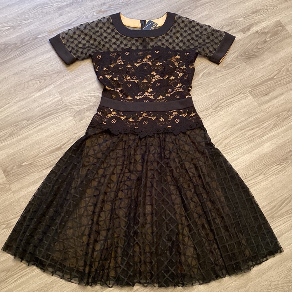 Tadashi Shoji SUZUSHI DRESS  Black/ Nude Lace Dress Size 2